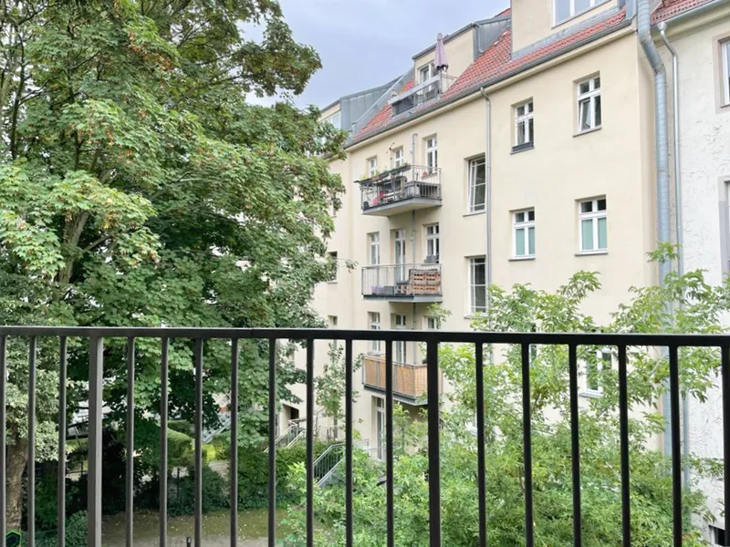 Stilvoll möbliert & zentral: 1-Zimmer-Wohnung mit Südwest-Balkon nahe Alexanderplatz — photo 1